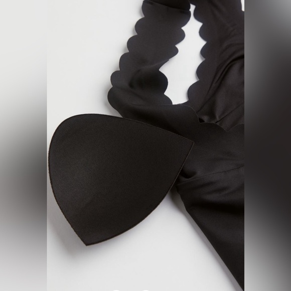 H&M Mama Padded Scalloped Swimsuit - Picture 11 of 12